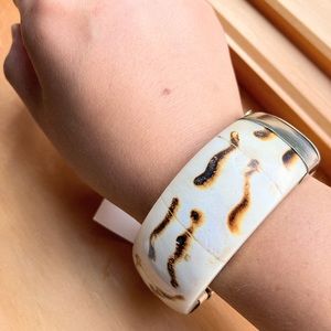 Vtg NWT Bougainvillea Buffalo Bone & Brass bangle